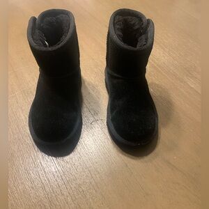 Kids black Uggs